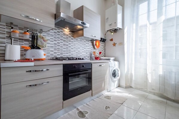 Four à micro-ondes, un four, surface de cuisson