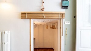 A hallway with a radiator, a wooden door frame, and a tiled floor. - GuestHost - Lovely apartment that hosts up to 2 people, located in an old farmhouse dating back to the 19th century, furnished with taste and meticulous recovery of the original materials. The accommodation is located in Cozzana, a quiet and verdant dist (Monopoli)