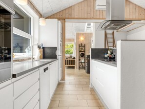 Kylskåp, mikrovågsugn, diskmaskin och barnstol
