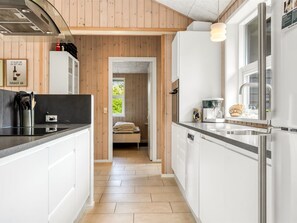Køleskab, mikrobølgeovn, opvaskemaskine, højstol