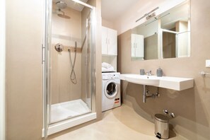 Shower, hair dryer, bidet, towels