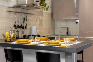 Fridge, oven, stovetop, dishwasher