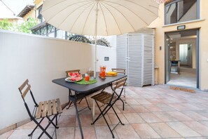 屋外ダイニングエリア