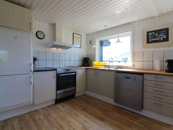 Kühlschrank, Mikrowelle, Geschirrspüler, Kochgeschirr/Geschirr/Besteck