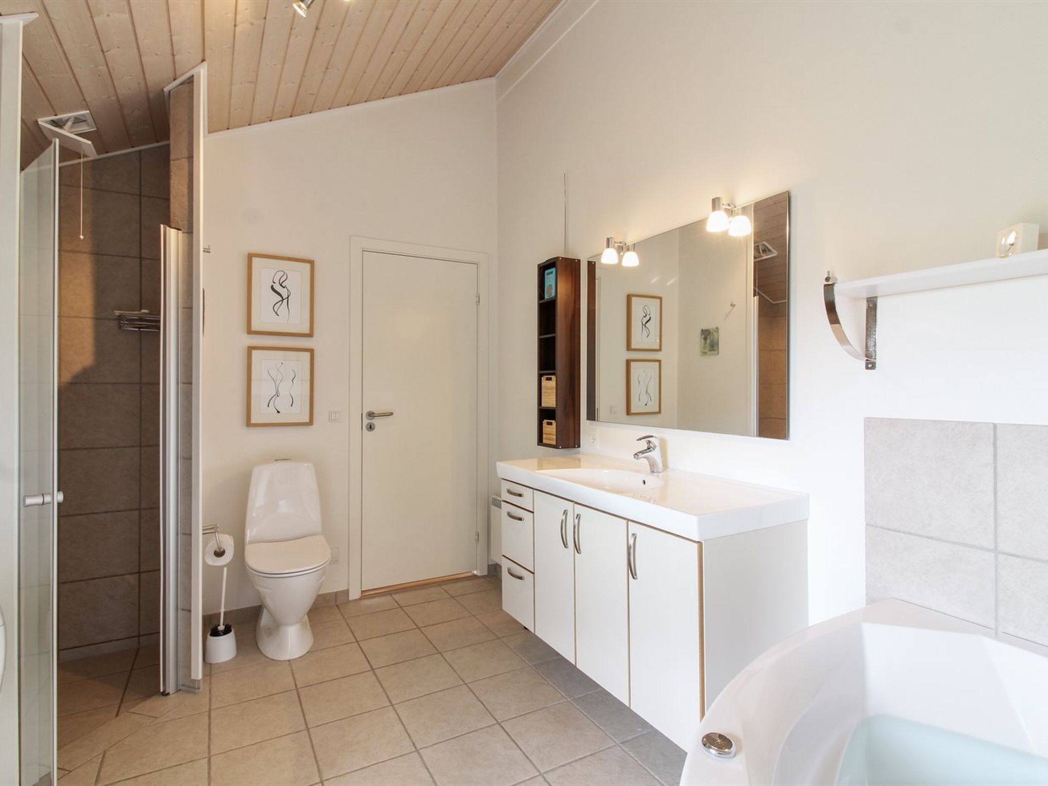 Un baño moderno con ducha, inodoro, lavabo y bañera.