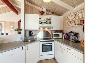 Refrigerador, microondas, lavavajillas y utensilios de cocina