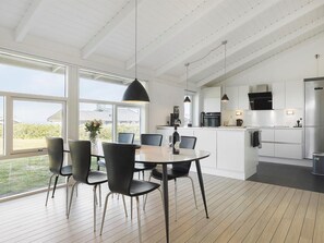 Kylskåp, mikrovågsugn, diskmaskin och grytor/köksredskap