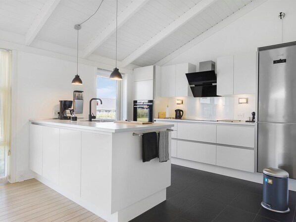 Kylskåp, mikrovågsugn, diskmaskin och grytor/köksredskap