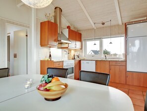 Kühlschrank, Mikrowelle, Geschirrspüler, Kochgeschirr/Geschirr/Besteck