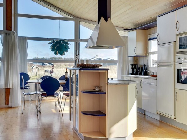 Kühlschrank, Ofen, Geschirrspüler, Hochstuhl