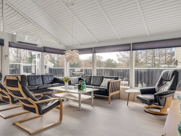 Téléviseur, foyer, lecteur de DVD