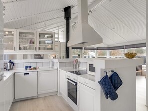 Refrigerador, microondas, lavavajillas, utensilios de cocina