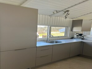 Geladeira, micro-ondas, lava-louças