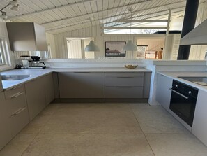 Jääkaappi, mikroaaltouuni, astianpesukone