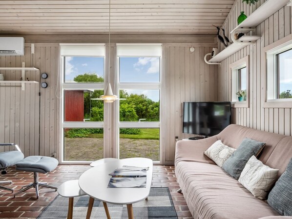 TV, fireplace, DVD player