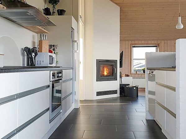 Fridge, microwave, dishwasher, cookware/dishes/utensils