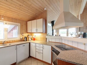 Kylskåp, mikrovågsugn, ugn och diskmaskin