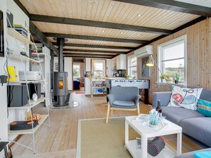 Tv, pejs, dvd-afspiller, bordfodbold