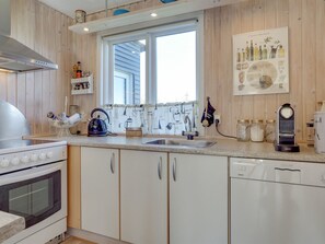 Køleskab, ovn, opvaskemaskine, højstol