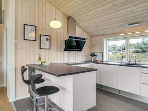 Kjøleskap, mikrobølgeovn, oppvaskmaskin og kjøkkenutstyr