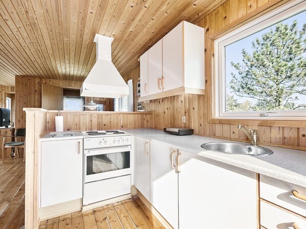 Køleskab, ovn, køkkentøj/tallerkener/redskaber