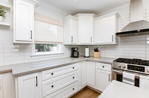 冷蔵庫、電子レンジ、オーブン、コンロ