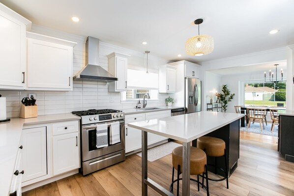 冷蔵庫、電子レンジ、オーブン、コンロ