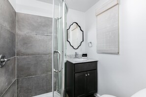 Combined shower/tub, hair dryer, towels - Cozy 3BR Home 4 Min From ND (SOuth Bend)