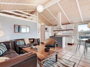 Fernseher, Kamin, DVD-Player