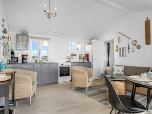 Kylskåp, mikrovågsugn, ugn och diskmaskin