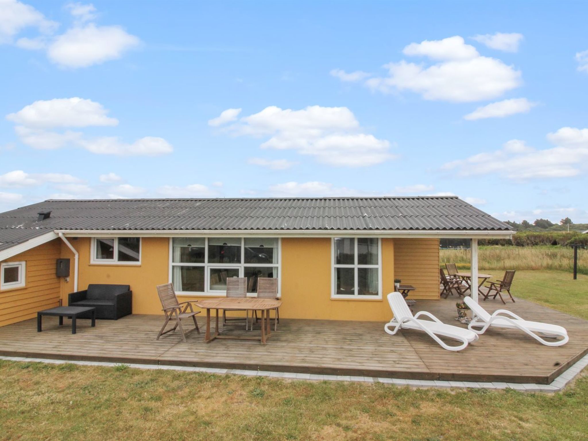 Een gelijkvloers huis met een overdekt terras.