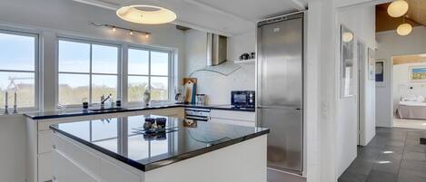 Kjøleskap, mikrobølgeovn, ovn og oppvaskmaskin