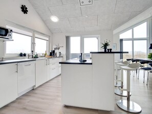 Kylskåp, mikrovågsugn, diskmaskin och barnstol