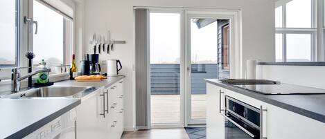 Kühlschrank, Mikrowelle, Geschirrspüler, Hochstuhl