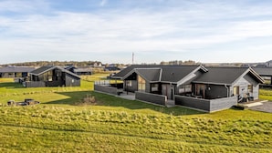Un quartier résidentiel moderne composé de plusieurs maisons dotées de toits inclinés et de grandes fenêtres.