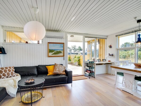 TV, fireplace, DVD player