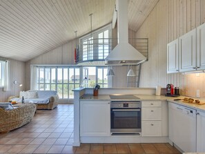 Kjøleskap, mikrobølgeovn, ovn og oppvaskmaskin