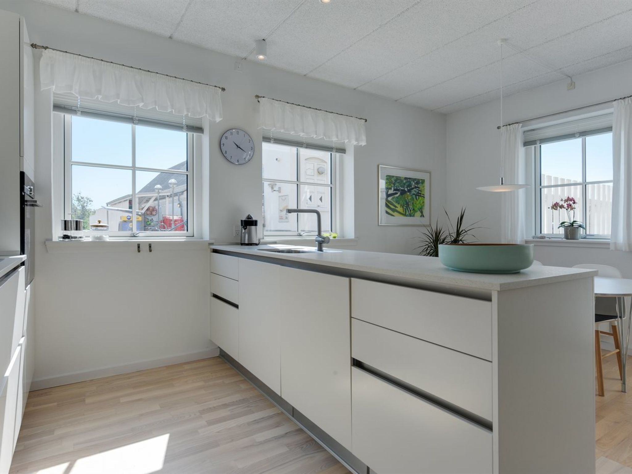 Køleskab, ovn, opvaskemaskine, højstol