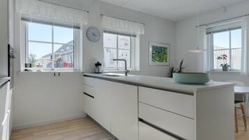 Køleskab, ovn, opvaskemaskine, højstol