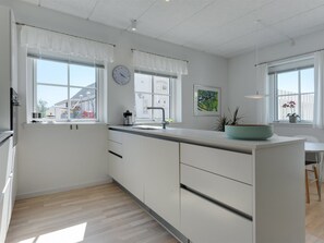 Kühlschrank, Ofen, Geschirrspüler, Hochstuhl