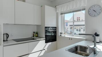 Køleskab, ovn, opvaskemaskine, højstol