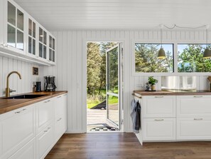 Fridge, microwave, dishwasher, cookware/dishes/utensils