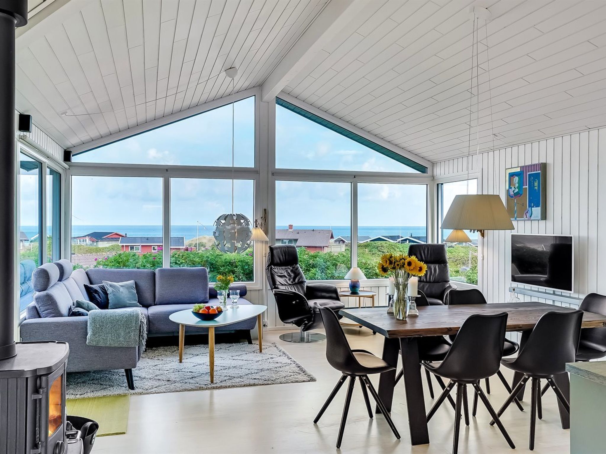 Fernseher, Kamin, DVD-Player