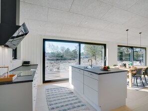 Een koelkast, een magnetron, een oven, een vaatwasser