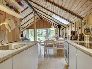 Réfrigérateur, micro-ondes, batterie de cuisine, vaisselle et ustensiles