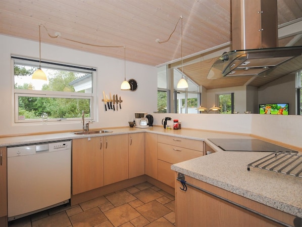 Kühlschrank, Mikrowelle, Geschirrspüler, Kochgeschirr/Geschirr/Besteck