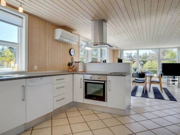 Kühlschrank, Mikrowelle, Ofen, Geschirrspüler