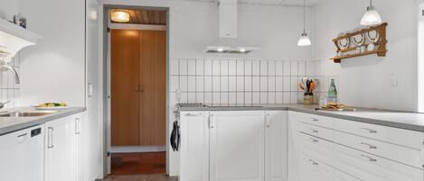 ثلاجة، ميكروويف، فرن، غسالة أطباق