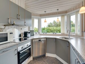 Kühlschrank, Mikrowelle, Geschirrspüler, Kochgeschirr/Geschirr/Besteck