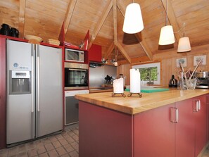 Refrigerador, microondas, lavavajillas y utensilios de cocina